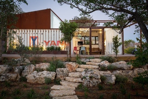 בית פרטי בעל מעטפת קורטן ולוחות זכוכית